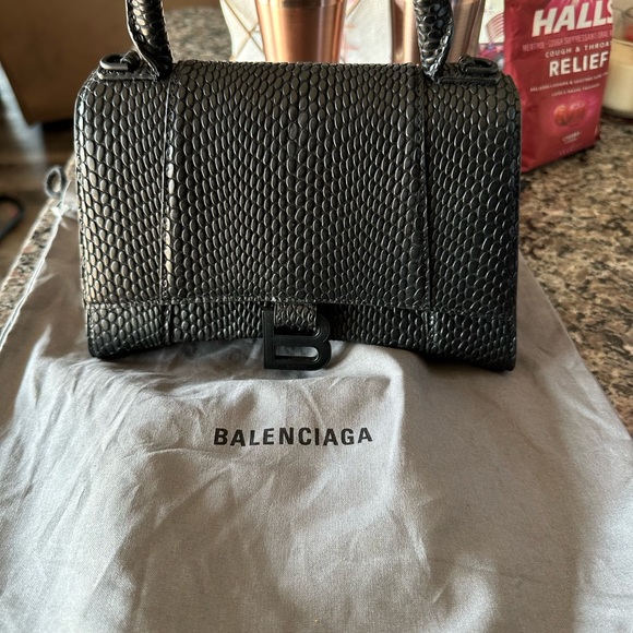 Selling my balenciaga purse retails for $3000 selling for $2500. - Picture 4 of 10